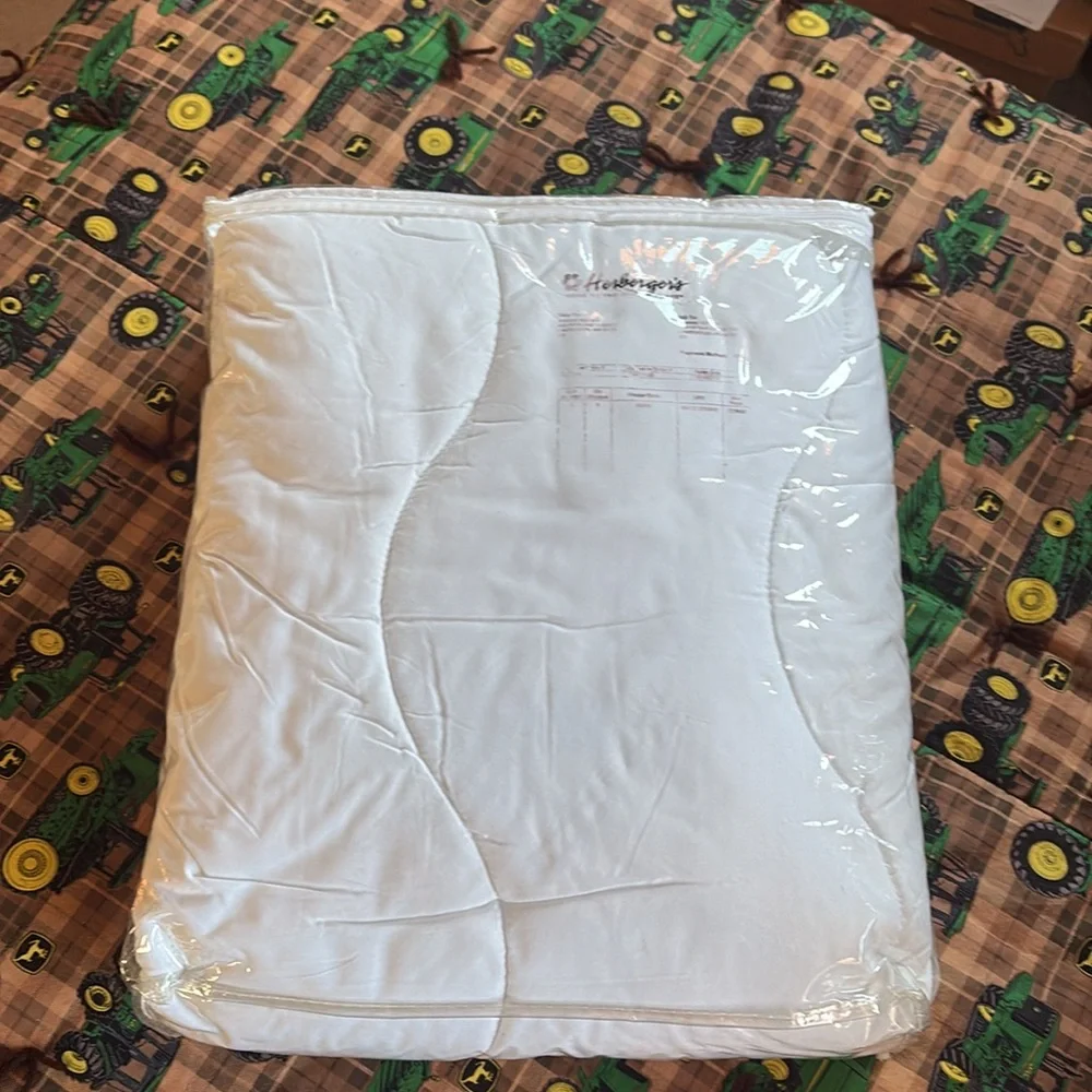 Living Quarters Full Size Waterproof Mattress Pad New